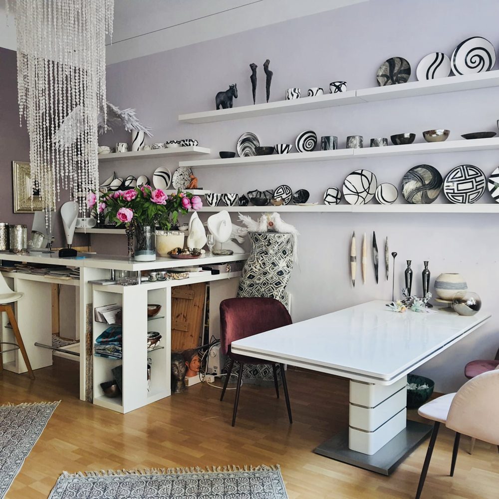 Atelier mit Arbeitstisch und Keramik-Regalen