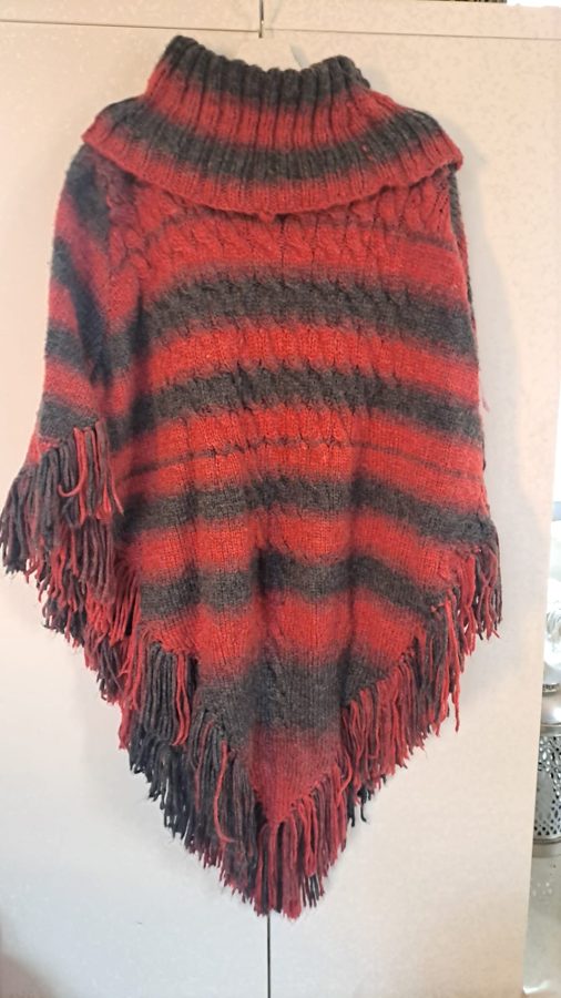 Gestrickter Poncho mit Streifenmuster