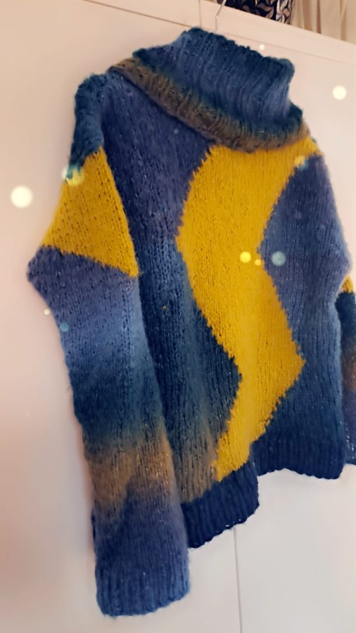 Pullover mit blau-gelbem Muster