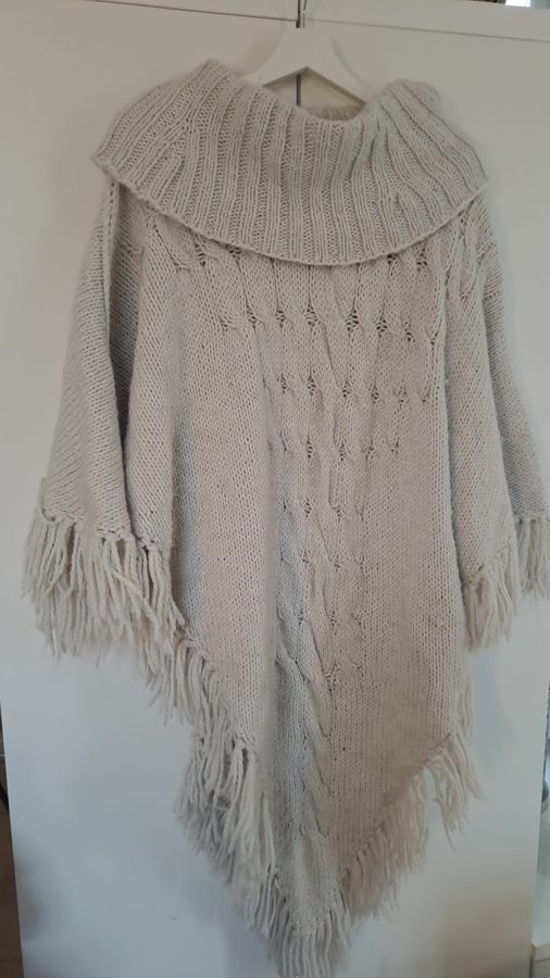 Grauer Poncho mit Fransen