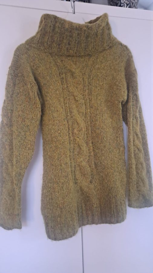 Pullover aus olivfarbener Wolle